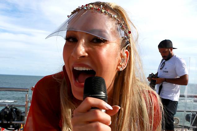 Claudia Leitte desfila com seu trio elétrico no circuito Barra Ondina em Salvador, Bahia Claudia Leitte desfila com seu trio elétrico no circuito Barra Ondina em Salvador, Bahia
