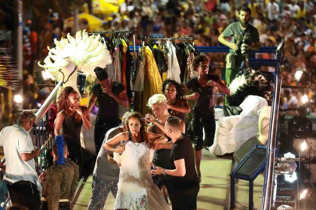 Daniela Mercury troca de roupa em cima do trio e se veste de noiva, no terceiro dia do Carnaval de Salvador Daniela Mercury troca de roupa em cima do trio e se veste de noiva, no terceiro dia do Carnaval de Salvador