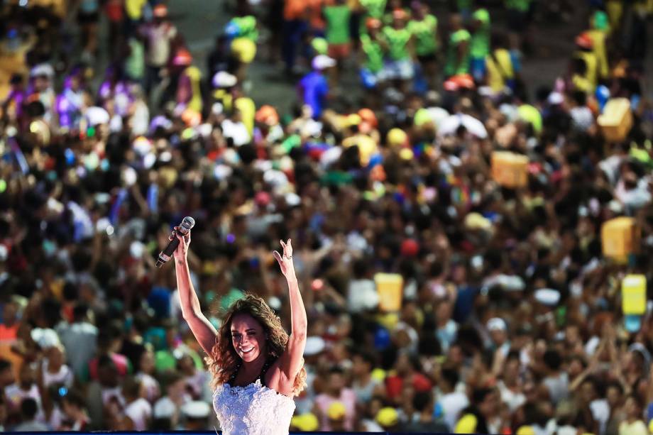 Daniela Mercury troca de roupa em cima do trio e se veste de noiva, no terceiro dia do Carnaval de Salvador