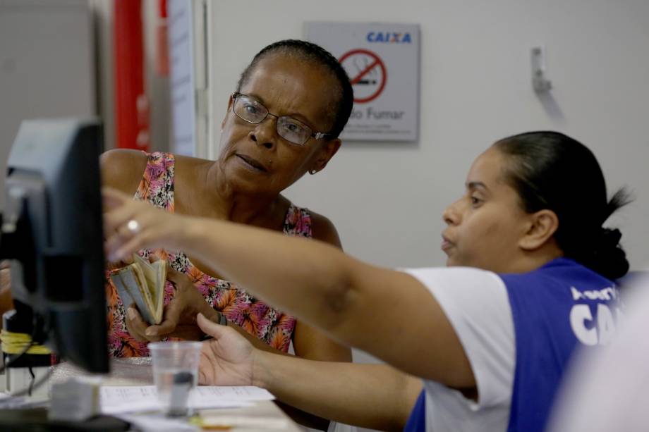 Pessoas se dirigem as agências da Caixa Econômica Federal para obter informações sobre FGTS