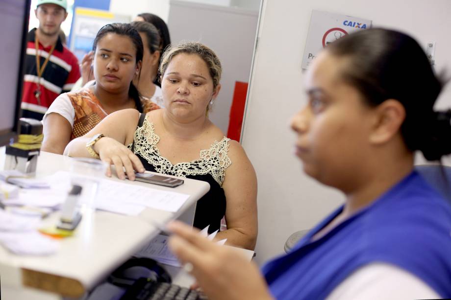 Pessoas se dirigem as agências da Caixa Econômica Federal para obter informações sobre FGTS