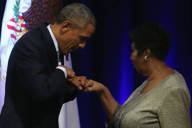 O ex-presidente dos Estados Unidos, Barack Obama, cumprimenta a cantora Aretha Franklin durante cerimônia na Casa Branca em 2015 O ex-presidente dos Estados Unidos, Barack Obama, cumprimenta a cantora Aretha Franklin durante cerimônia na Casa Branca em 2015