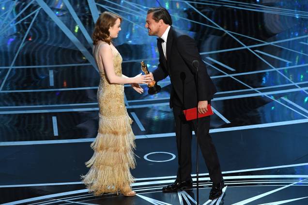 Emma Stone recebe das mãos de Leonardo DiCaprio, o prêmio de Melhor Atriz pelo filme 'La La Land: Cantando Estações' - 27/02/2017 Emma Stone recebe das mãos de Leonardo DiCaprio, o prêmio de Melhor Atriz pelo filme 'La La Land: Cantando Estações' - 27/02/2017