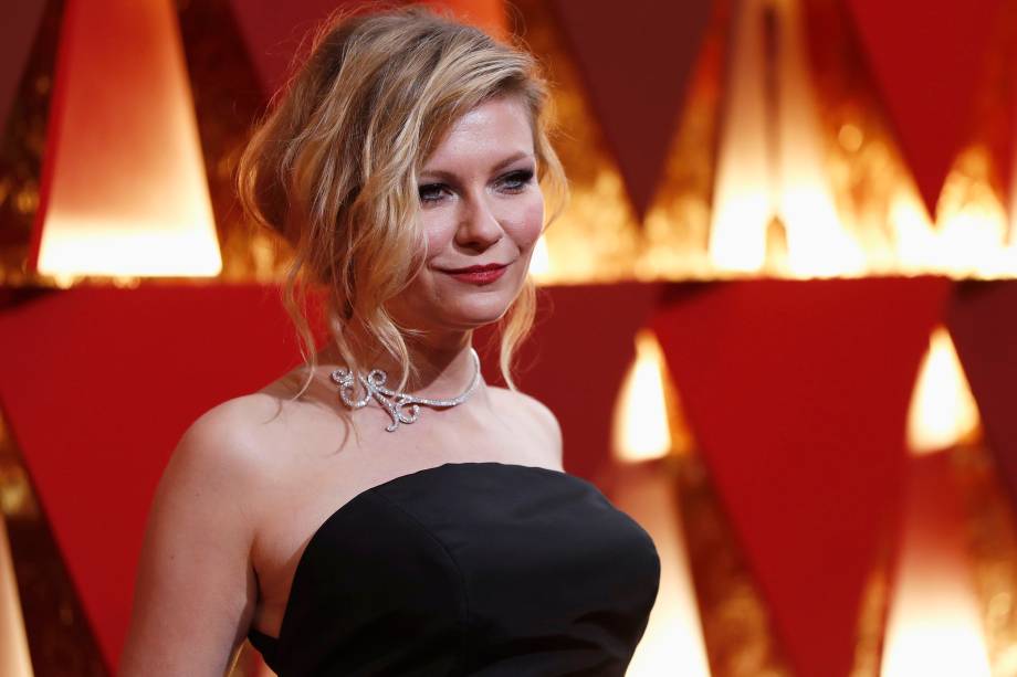 A atriz Kirsten Dunst no tapete vermelho do Oscar - 26/02/2017