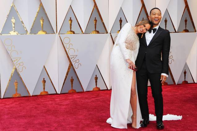 Chrissy Teigen e John Legend no tapete vermelho do Oscar - 26/02/2017 Chrissy Teigen e John Legend no tapete vermelho do Oscar - 26/02/2017