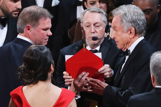 Warren Beatty segura o cartão para o Oscar de Melhor Filme atribuído a 'Moonlight' depois de anunciar por engano a vitória de 'La La Land' - 27/02/2017 Warren Beatty segura o cartão para o Oscar de Melhor Filme atribuído a 'Moonlight' depois de anunciar por engano a vitória de 'La La Land' - 27/02/2017