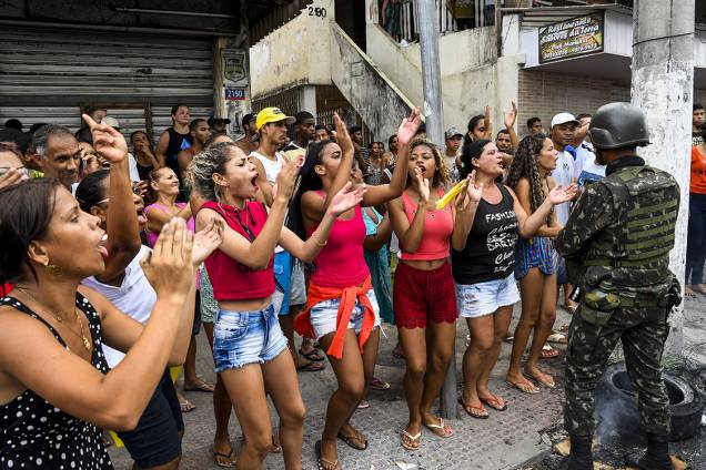 Manifestantes contrários a greve da PM protestam em frente ao Quartel do Comando Geral da PM, no bairro de Maruípe Manifestantes contrários a greve da PM protestam em frente ao Quartel do Comando Geral da PM, no bairro de Maruípe