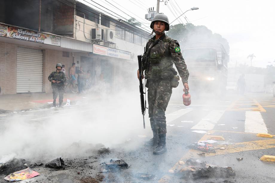 Manifestantes contrários a greve da PM protestam em frente ao Quartel do Comando Geral da PM, no bairro de Maruípe