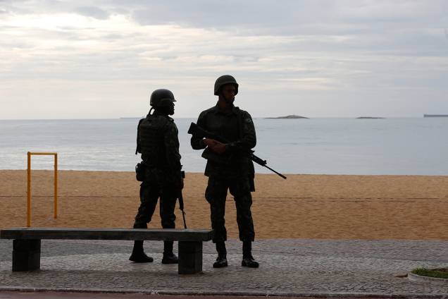 Soldados do Exército patrulham praia em Vila Velha (ES). Crise na segurança pública do Espírito Santo levou caos ao estado e à capital Vitória, com a greve da Polícia Militar Soldados do Exército patrulham praia em Vila Velha (ES). Crise na segurança pública do Espírito Santo levou caos ao estado e à capital Vitória, com a greve da Polícia Militar