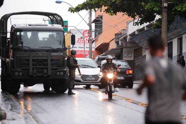 <span>Soldados do exército patrulham ruas e terminais rodoviários vazios em Vila Velha, região metropolitana de Vitória, Espírito Santo</span> <span>Soldados do exército patrulham ruas e terminais rodoviários vazios em Vila Velha, região metropolitana de Vitória, Espírito Santo</span>