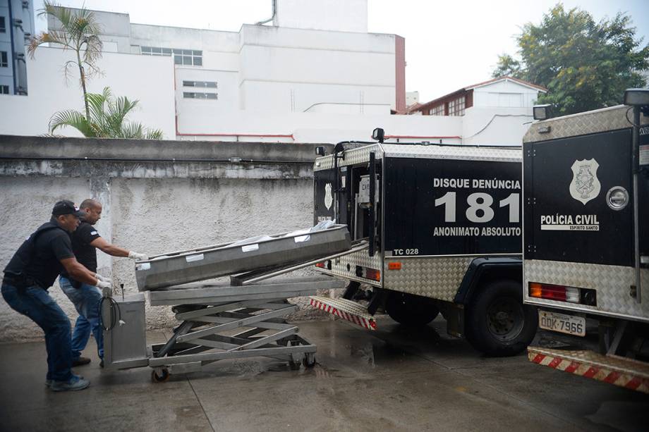 Corpos chegam ao departamento médico legal de Vitória, durante onda de violência na cidade