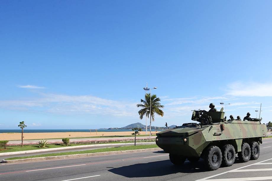 Exército patrulha avenidas da cidade de Vitória, Espírito Santo