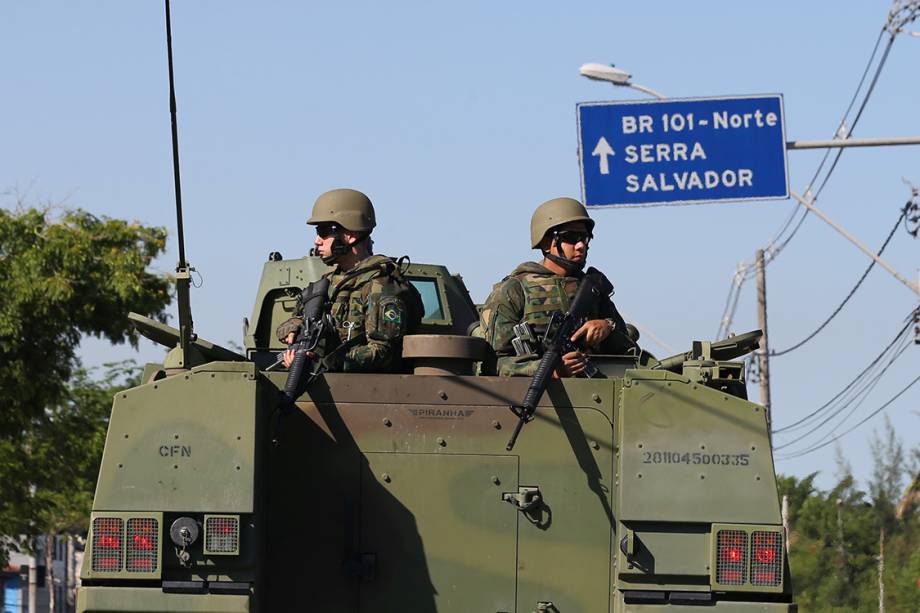 Exército patrulha avenidas da cidade de Vitória, Espírito Santo