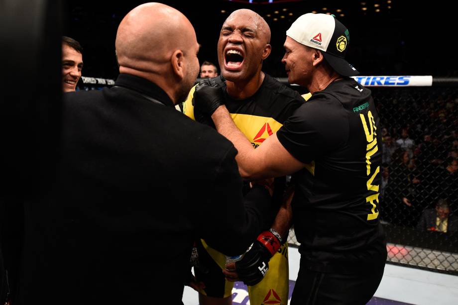 Anderson Silva comemora sua vitória sobre o americano Derek Brunson no UFC 208 em Nova York