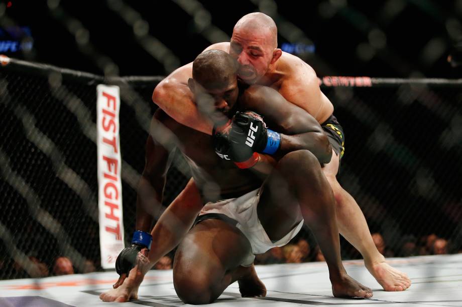 O brasileiro Glover Teixeira durante luta contra o americano Jared Cannonier no UFC 208 em Nova York O brasileiro Glover Teixeira durante luta contra o americano Jared Cannonier no UFC 208 em Nova York