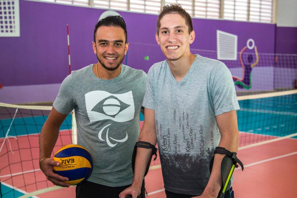 Follmann joga vôlei sentado em visita ao CT paralímpico