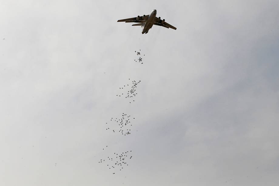 Avião do Programa Mundial de Alimentação da ONU despeja sacos com alimentos, no Sudão do Sul