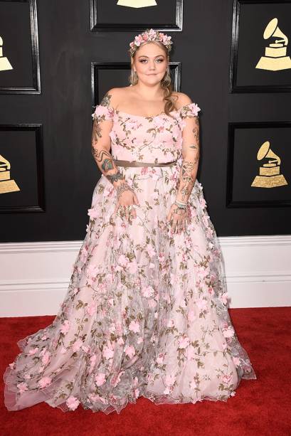 A cantora Elle King durante o Grammy 2017 no Staples Center, em Los Angeles