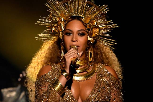 A cantora Beyoncé se apresenta grávida no Grammy 2017, em Los Angeles, nos Estados Unidos – 12/02/2017