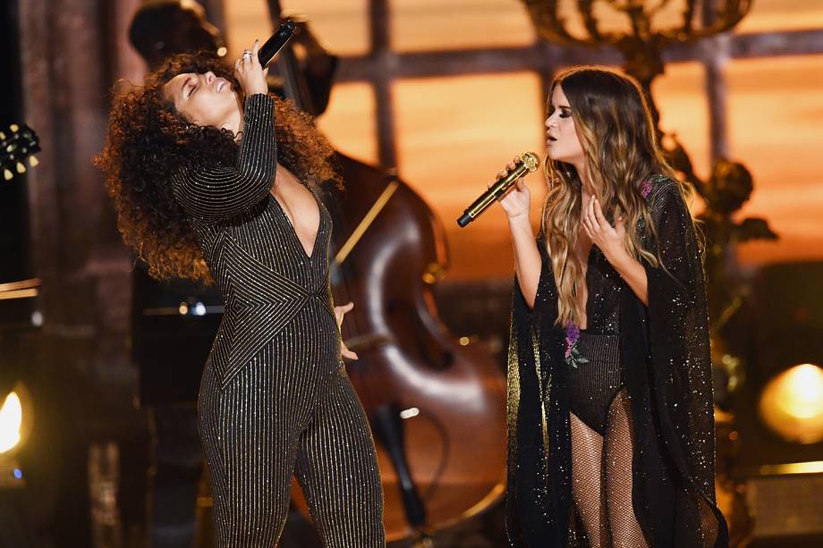 ia Keys canta junto com Maren Morris durante a cerimônia da 59ª edição do Grammy no Staples Center, em Los Angeles, nos Estados Unidos - 12/02/2017