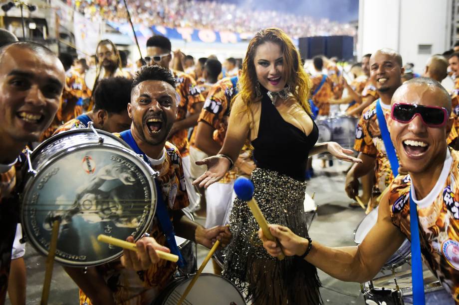 Ellen Rocche durante ensaio técnico da Rosas de Ouro para o Carnaval 2017, no Sambódromo do Anhembi, em São Paulo