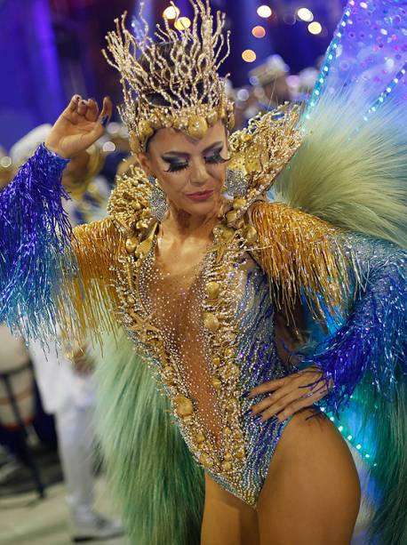 A rainha de bateria da União da Ilha do Governador, Tânia Oliveira, durante a segunda noite de desfiles na Marquês de Sapucaí - 27/02/2017