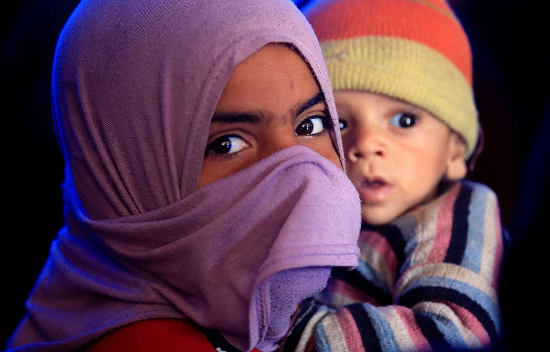 Mulher escapa de vilarejo controlado pelo Estado Islâmico e se refugia na região de Hammam Ali, sul de Mosul, no Iraque