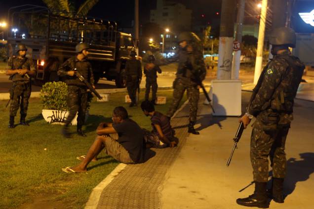 Oficiais do exército prendem dois homens suspeitos de roubarem lojas em Vitória, no Espírito Santo. O estado enfrenta uma grave crise de segurança pública devido à paralisação dos policiais militares que reivindicam reajuste salarial e melhores condições de trabalho - 07/02/2017 Oficiais do exército prendem dois homens suspeitos de roubarem lojas em Vitória, no Espírito Santo. O estado enfrenta uma grave crise de segurança pública devido à paralisação dos policiais militares que reivindicam reajuste salarial e melhores condições de trabalho - 07/02/2017