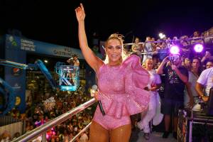 A cantora Ivete Sangalo agita o público no Trio Independente no Carnaval de Salvador
