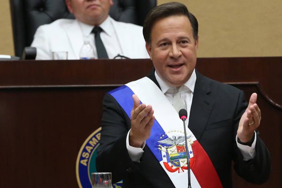 Juan Carlos Varela - O presidente do Panamá está na linha de tiro dos investigadores. Os sócios do maior escritório de registro de empresas offshore em atuação naquele país, o Mossak Fonseca foram presos em consequência das investigações da Lava-Jato. Eles afirmam que o valor das propinas pagas pela Odebrecht no Panamá podem chegar a 1 bilhão de dólares. A empreiteira brasileira assume 59 milhões Juan Carlos Varela - O presidente do Panamá está na linha de tiro dos investigadores. Os sócios do maior escritório de registro de empresas offshore em atuação naquele país, o Mossak Fonseca foram presos em consequência das investigações da Lava-Jato. Eles afirmam que o valor das propinas pagas pela Odebrecht no Panamá podem chegar a 1 bilhão de dólares. A empreiteira brasileira assume 59 milhões