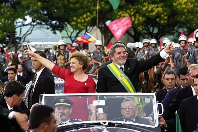 O petista desfila ao lado de sua esposa, a primeira-dama Marisa Letícia, após a cerimônia de sua sua posse, em 2003. O petista desfila ao lado de sua esposa, a primeira-dama Marisa Letícia, após a cerimônia de sua sua posse, em 2003.