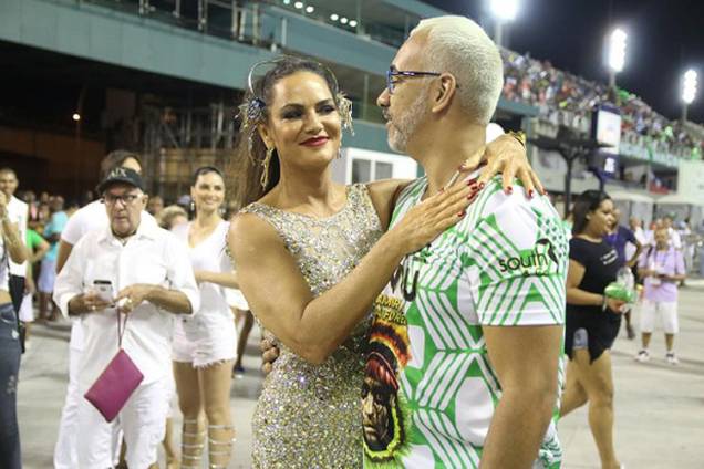 Luiza Brunet com o carnavalesco Cahê Rodrigues na Marquês de Sapucaí, no Rio Luiza Brunet com o carnavalesco Cahê Rodrigues na Marquês de Sapucaí, no Rio