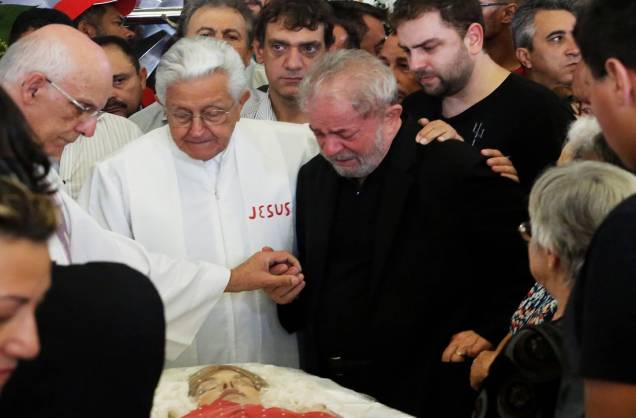 Lula se emociona durante velório de sua esposa, Marisa Letícia, no Sindicato dos Metalúrgicos em São Bernardo do Campo. Lula se emociona durante velório de sua esposa, Marisa Letícia, no Sindicato dos Metalúrgicos em São Bernardo do Campo.