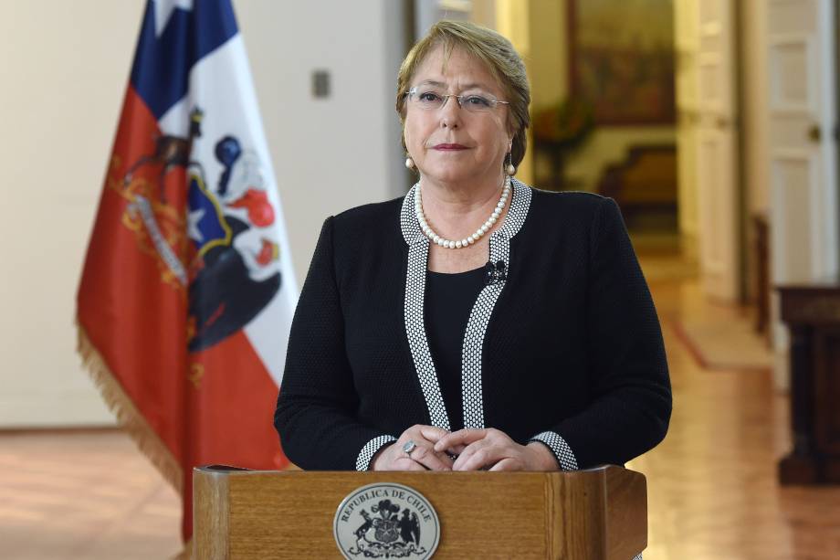 Michelle Bachelet - Até o momento, a chilena está livre de envolvimento com a Odebrecht. Mas as relações suspeitas com a OAS podem lhe render uma série de processos no país. O marqueteiro Duda Mendonça revelou que a empreiteira patrocinou a campanha da presidente. Dois executivos da OAS afirmam que depois de eleita, ela recebeu 150 000 dólares a pedido do ex-presidente Lula Michelle Bachelet - Até o momento, a chilena está livre de envolvimento com a Odebrecht. Mas as relações suspeitas com a OAS podem lhe render uma série de processos no país. O marqueteiro Duda Mendonça revelou que a empreiteira patrocinou a campanha da presidente. Dois executivos da OAS afirmam que depois de eleita, ela recebeu 150 000 dólares a pedido do ex-presidente Lula