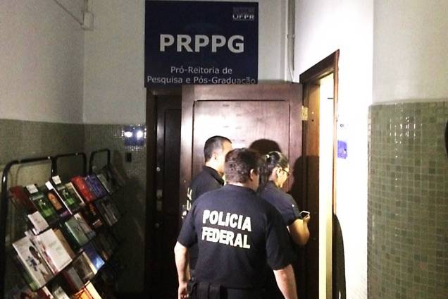 Polícia Federal deflagra operação Research para combater desvio de recursos públicos na Universidade Federal do Paraná Polícia Federal deflagra operação Research para combater desvio de recursos públicos na Universidade Federal do Paraná
