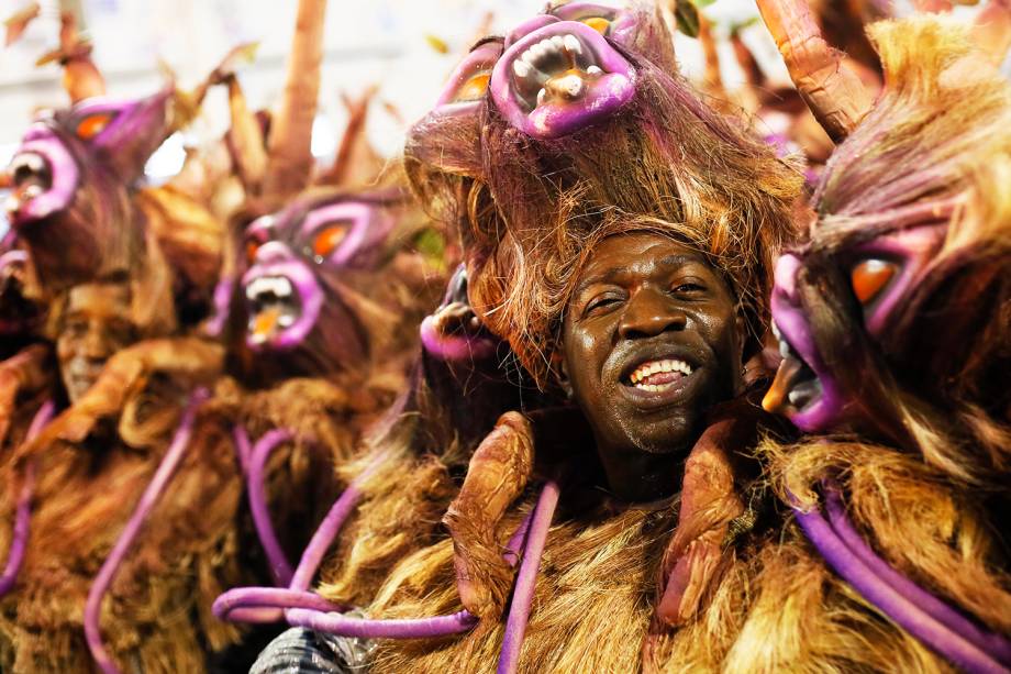 Com o enredo 'A divina comédia do carnaval', a escola de samba Acadêmicos do Salgueiro desfila no Sambódromo da Marquês de Sapucaí, no Rio de Janeiro (RJ) - 27/02/2017