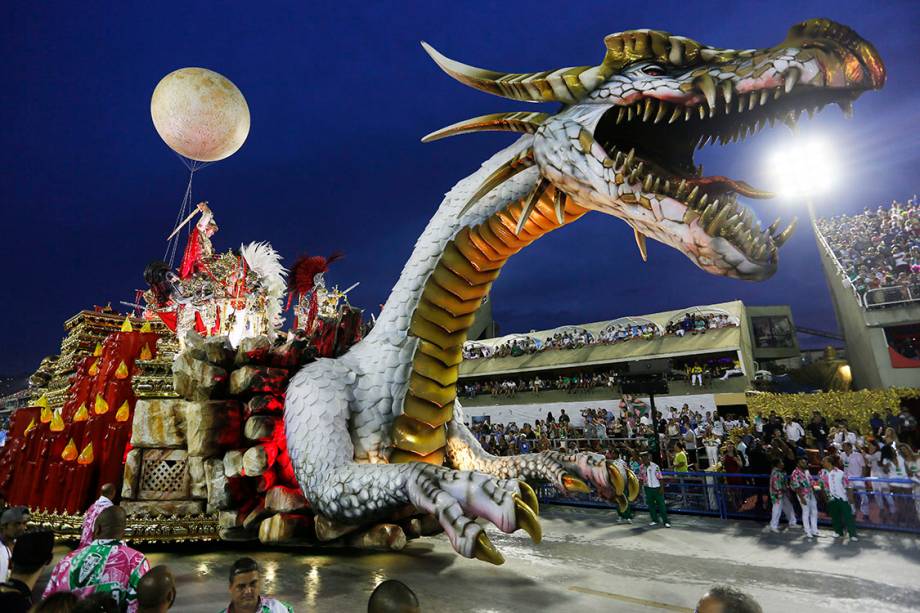 Com o enredo 'Só com a ajuda do santo', a escola de samba Estação Primeira de Mangueira desfila no Sambódromo da Marquês de Sapucaí, no Rio de Janeiro (RJ) - 28/02/2017