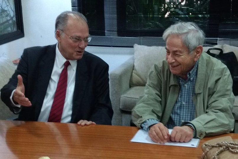 O escritor Raduan Nassar e o ministro da Cultura Roberto Freire, antes de cerimônia do Prêmio Camões