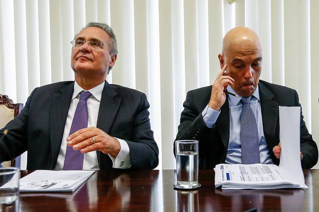 O senador Renan Calheiros (PMDB) e Alexandre de Moraes, licenciado do ministério da Justiça, participam de reunião da bancada do PMDB no Senado Federal, em Brasília (DF) - 14/02/2017 O senador Renan Calheiros (PMDB) e Alexandre de Moraes, licenciado do ministério da Justiça, participam de reunião da bancada do PMDB no Senado Federal, em Brasília (DF) - 14/02/2017
