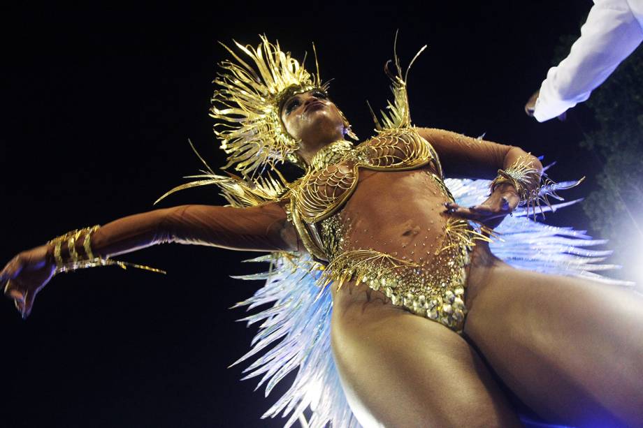 A rainha de bateria da Portela, Bianca Monteiro, durante a segunda noite de desfiles na Marquês de Sapucaí - 28/02/2017