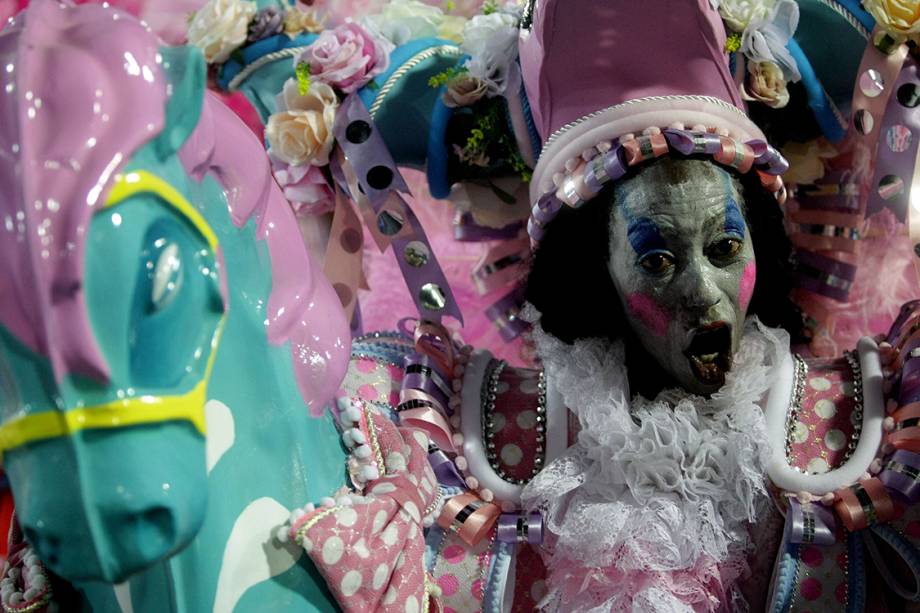 Escola de samba Mangueira desfila no Sambódromo da Marquês de Sapucaí, no Rio de Janeiro