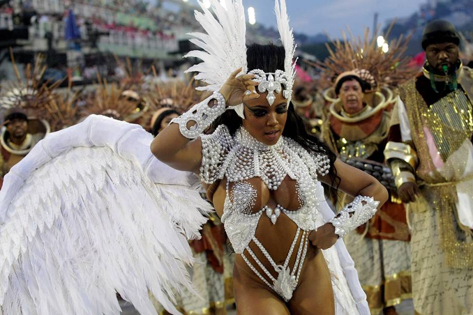 Escola de samba Mangueira desfila no Sambódromo da Marquês de Sapucaí, no Rio de Janeiro