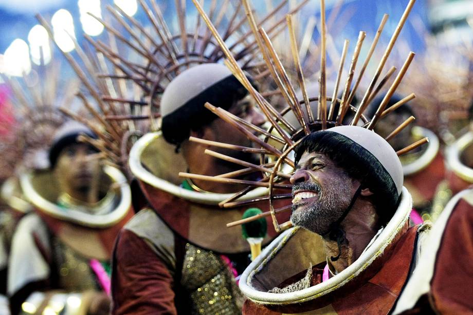 Com o enredo 'Só com a ajuda do santo', a escola de samba Estação Primeira de Mangueira desfila no Sambódromo da Marquês de Sapucaí, no Rio de Janeiro (RJ) - 28/02/2017