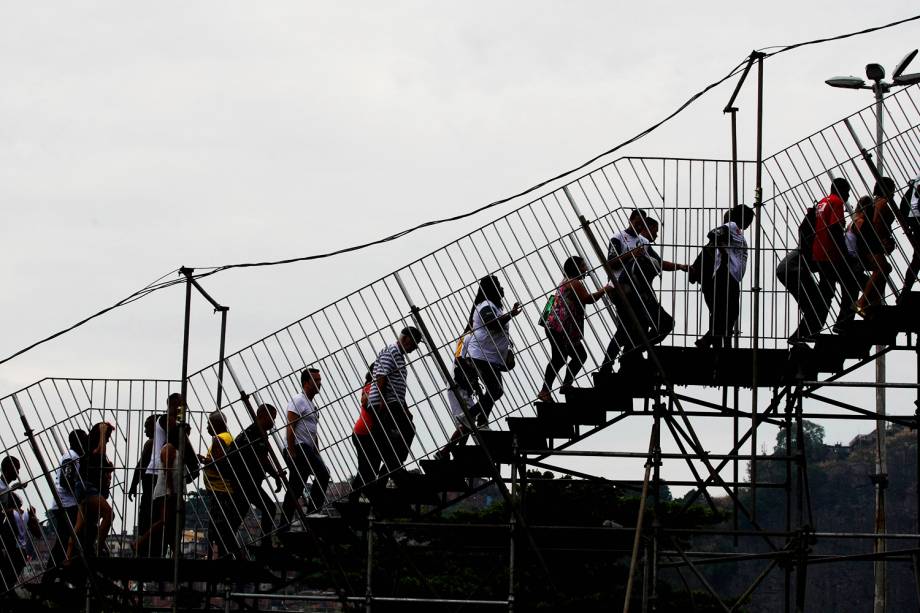 Público começa a chegar no Sambódromo da Marquês de Sapucaí, para a primeira noite dos desfiles das escolas de samba do Grupo Especial - 26/02/2017