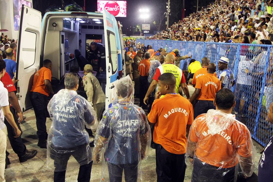 Ao menos quatro pessoas ficam feridas em acidente com carro alegórico da Paraíso do Tuiuti, durante desfile no Sambódromo da Marquês de Sapucaí, no Rio de Janeiro (RJ) - 26/02/2017