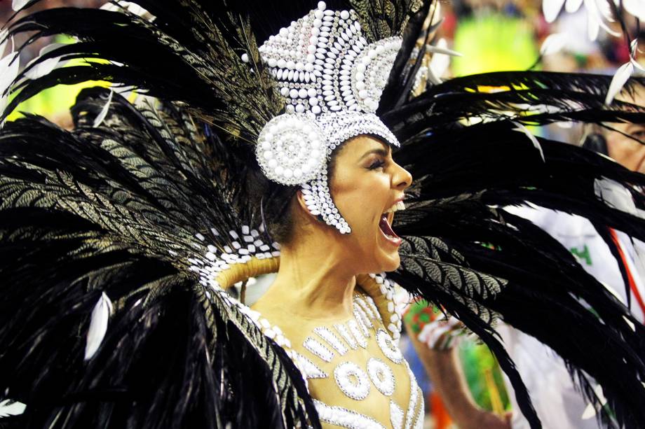 A rainha de bateria da Acadêmicos do Grande Rio, Paloma Bernardi, durante a primeira noite de desfiles na Marquês de Sapucaí - 27/02/2017