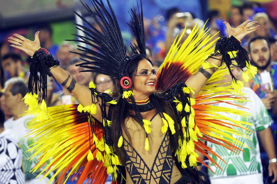 A musa da Imperatriz Leopoldinense, Luiza Brunet, durante a primeira noite do desfile das escolas de samba do Grupo Especial carioca - 27/02/2017