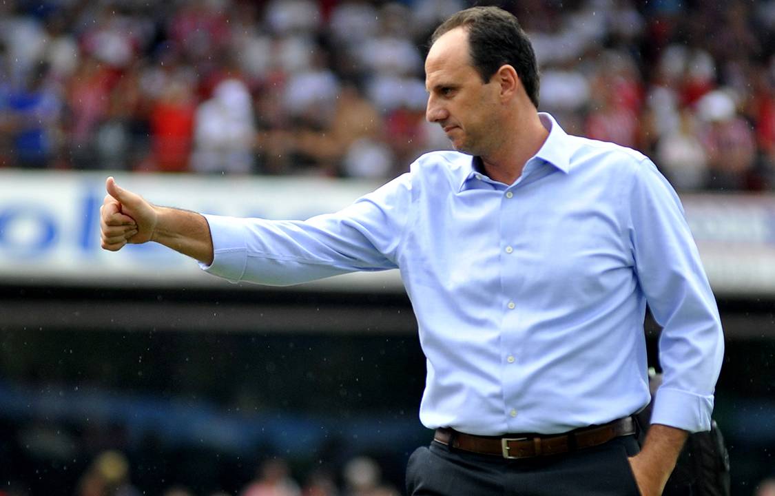 Técnico Rogério Ceni, do São Paulo, durante partida contra a Ponte Preta, válido pelo Campeonato Paulista, no estádio do Morumbi