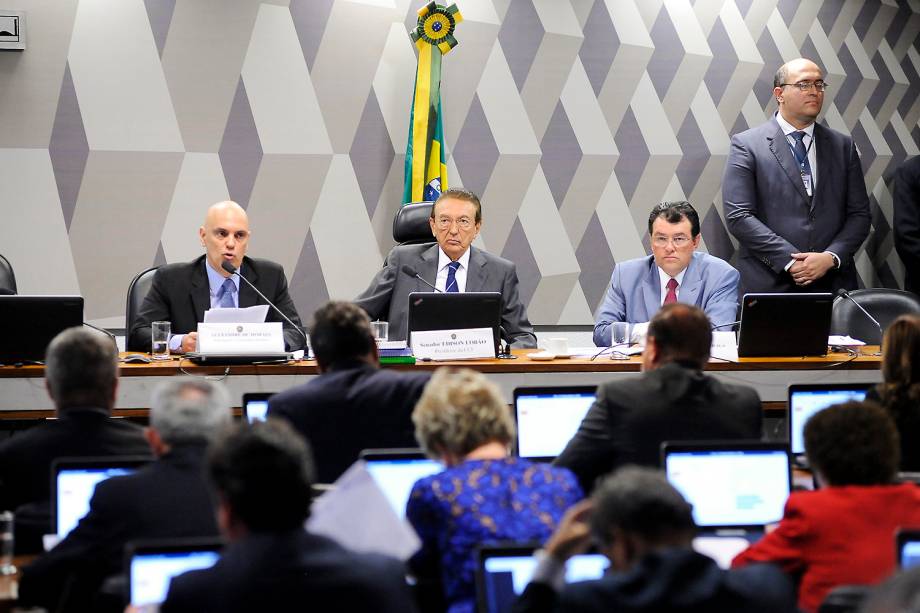 O indicado para o cargo de ministro do Supremo Tribunal Federal (STF), Alexandre de Moraes, participa de sua sabatina na Comissão de Constituição, Justiça e Cidadania junto ao
presidente da CCJ, senador Edison Lobão (PMDB-MA), e o relator, senador Eduardo Braga (PMDB-AM)