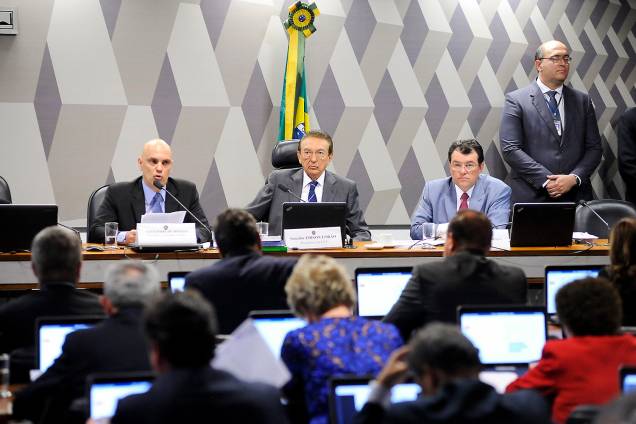 O indicado para o cargo de ministro do Supremo Tribunal Federal (STF), Alexandre de Moraes, participa de sua sabatina na Comissão de Constituição, Justiça e Cidadania junto ao
presidente da CCJ, senador Edison Lobão (PMDB-MA), e o relator, senador Eduardo Braga (PMDB-AM) O indicado para o cargo de ministro do Supremo Tribunal Federal (STF), Alexandre de Moraes, participa de sua sabatina na Comissão de Constituição, Justiça e Cidadania junto ao
presidente da CCJ, senador Edison Lobão (PMDB-MA), e o relator, senador Eduardo Braga (PMDB-AM)